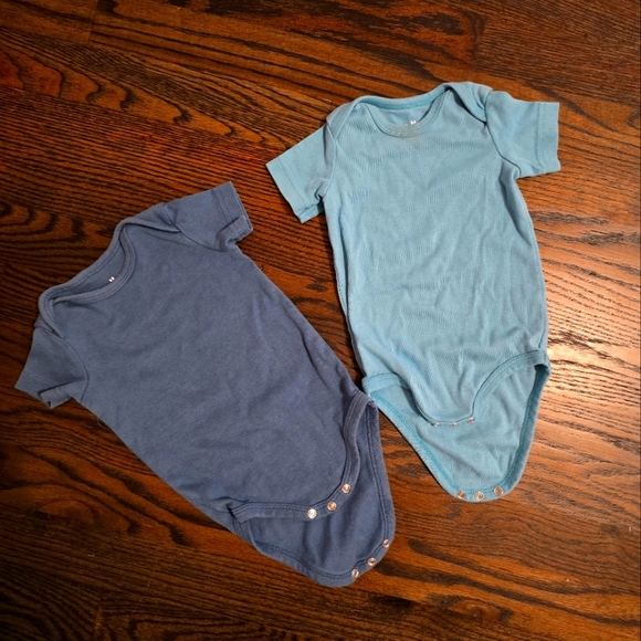 Bundle of 2! Primary onesies 6-9 months - Picture 1 of 4